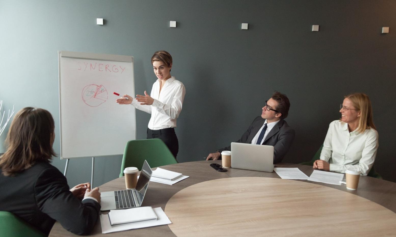 Sesión de formación presencial con estudiantes trabajando en casos de previsión financiera